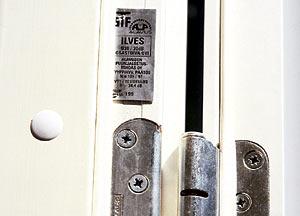 Потивопожарные двери: знак противопожарной безопасности STF на дверном полотне и дверной коробке