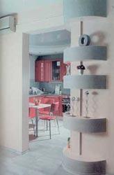 Оригинальный интерьер типовой квартиры: вид из гостиной на кухню