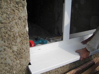 Монтаж пластикового окна - установка подоконника из ПВХ
